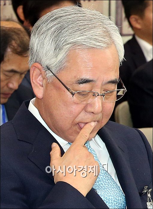 [포토]'어떻해 답변해야 하나…'