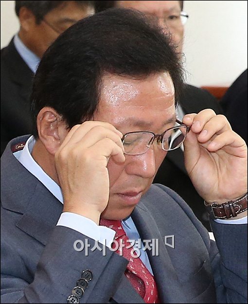 [포토]안경고쳐쓰는 민병희 강원도 교육감