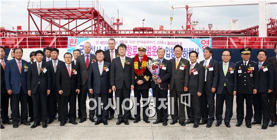 22일 광양항 사포1부두에서 열린 국적선사 최초 북극항로 시범운항 선박 입항 축하행사에 참석한 손재학 해양수산부 차관, 최명용 여수지방해양항만청장, 권종수 여수광양항만공사 사장 직무대행, 김경배 현대글로비스 사장, 카를 요한 하그만 스테나그룹 회장, 에릭 헤넬 스테나벌크 사장, 최보훈 YNCC 총괄공장장 등이 기념사진을 촬영하고 있다. 