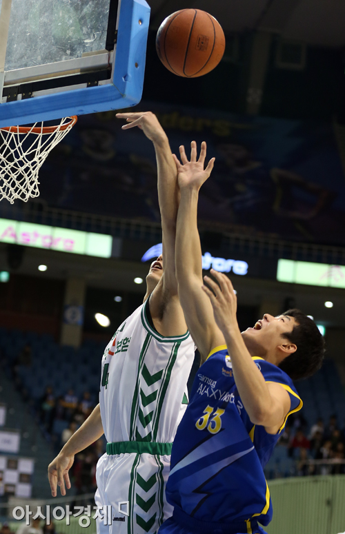 [포토] 리바운드 다투는 이승준-임동섭