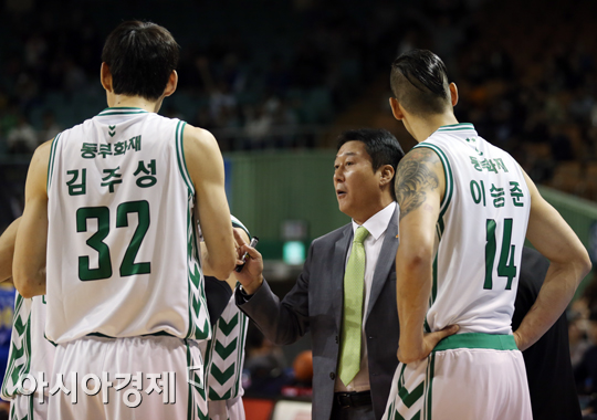 [포토] 작전지시 내리는 동부 이충희 감독