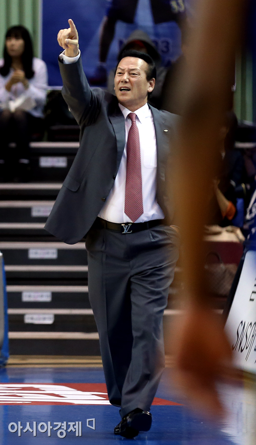 [포토] 작전지시 내리는 삼성 김동광 감독