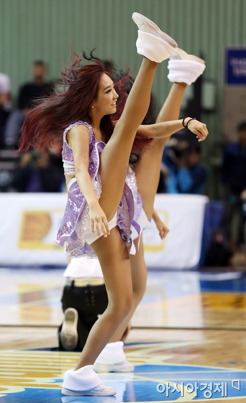 [포토] 삼성 치어리더 '거침없이 하이킥'