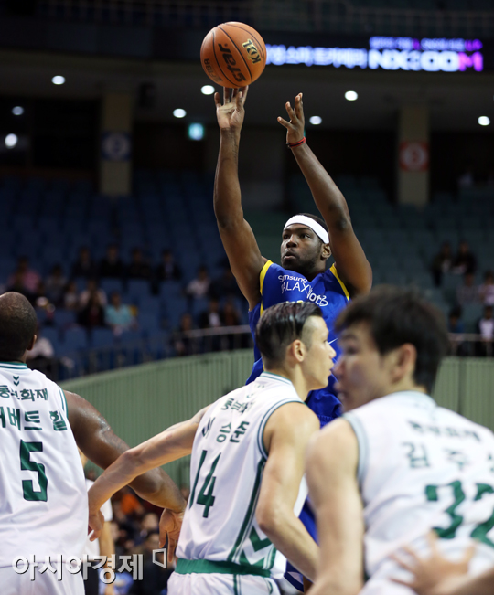 [포토] 해밀턴 '안에서 안되면 밖에서'