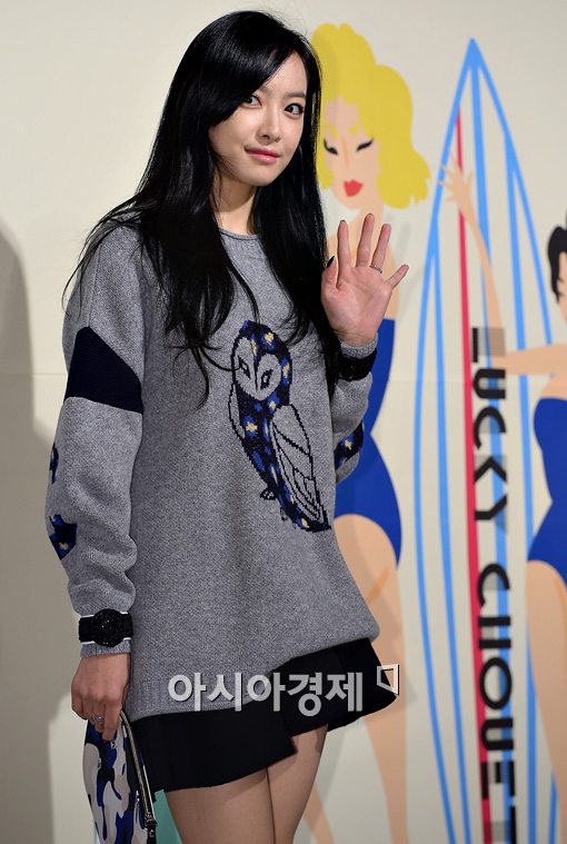 [포토]빅토리아 '상큼한 손인사'