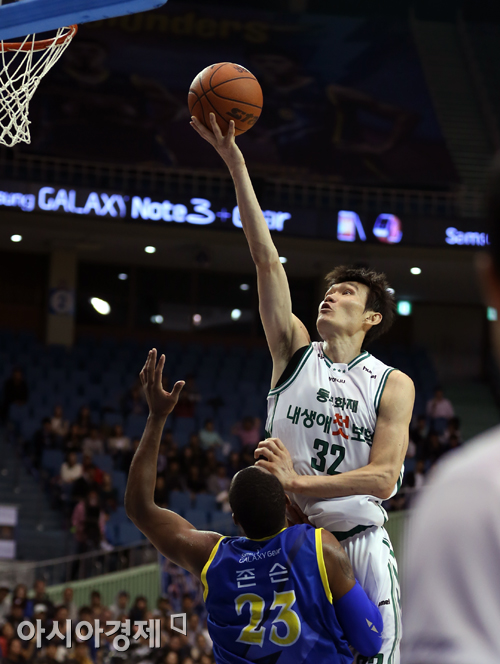 [포토] 김주성 '존슨, 비켜!'
