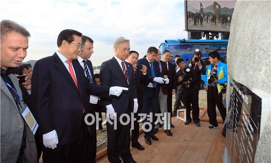 [포토]상징물 둘러보는 실크로드 시장단 시장들