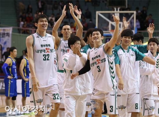 [포토] 기적적인 역전승 거둔 원주 동부