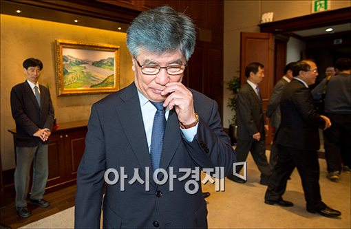 [포토]생각 많은 김중수 총재