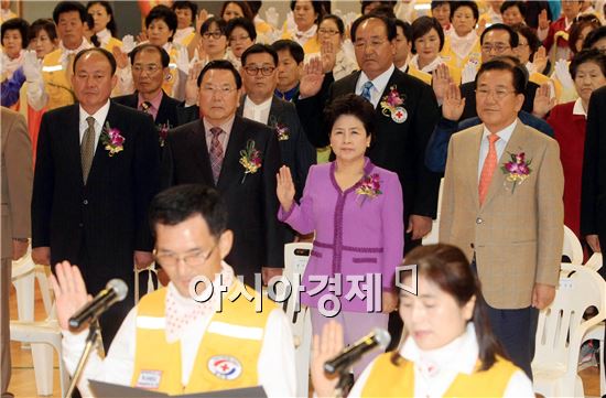 ‘제9회 희망풍차 광주ㆍ전남 적십자봉사원 대회’가 23일 오전 영광 스포티움체육관에서 열린 가운데 대한적십자사 광주ㆍ전남지사 남녀회원이 국제적십자운동 기본원칙을 낭독하고 있다. 희망풍차 캠페인은 대한적십자사가 노인과 아동ㆍ청소년, 다문화가정, 북한 이주민 등 4대 취약계층을 지원하는 통합맞춤형 프로그램이다. 사진제공=전남도