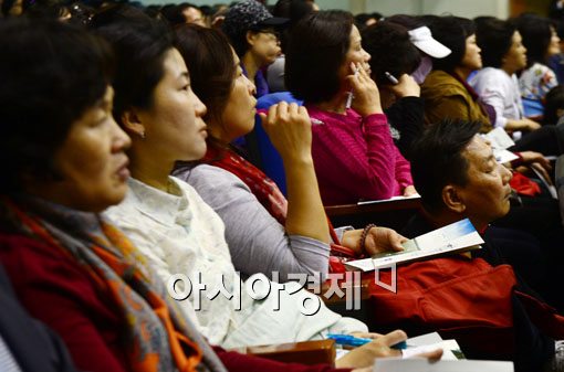 [포토]청약 대상자 설명에 집중 