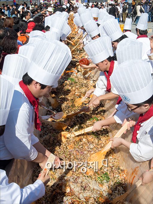 [포토]한식의날 기념 '초대형 비빔밥' 만들기