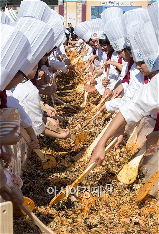[포토]대형 비빔밥 만들기