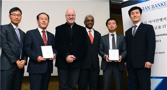 22일 아시아뱅커가 개최한 '2013 기술 혁신 어워즈' 시상식에서 김홍무 농협은행 리스크관리본부장(왼쪽에서 두 번째)과 참석자들이 기념촬영을 하고 있다.