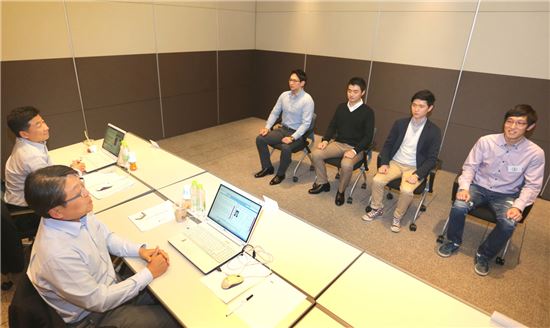 LGU+, "청바지·운동화 차림으로 면접보세요" 