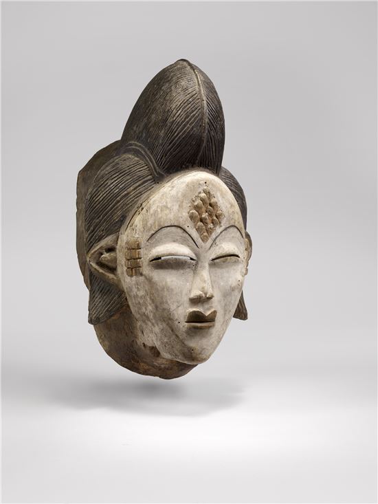 피카소에게 영감을 준 것으로 알려진 푸누족 여성 가면. 도톰한 입술과 화려한 헤어 스타일이 피카소 대표적 '아비뇽 처녀들'을 연상시킨다.(가봉/높이 33cm/나무, 안료)