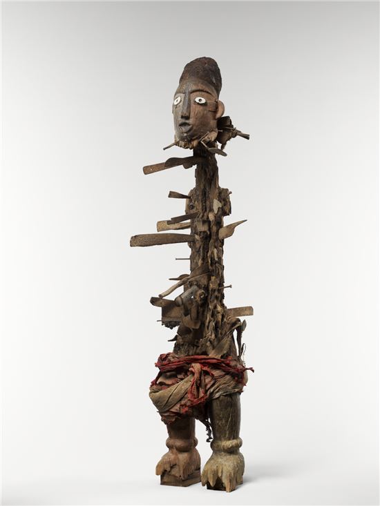 콩고족의 '은키시 은콘디. '강한 힘을 가진 조각상'이라는 의미를 갖고 있다. 이 부족은 조각상에 칼날이나 못을 박음으로써 강한 힘을 발휘할 수 있다고 맏었다. (콩고공화국/높이 94cm/나무, 금속 등)