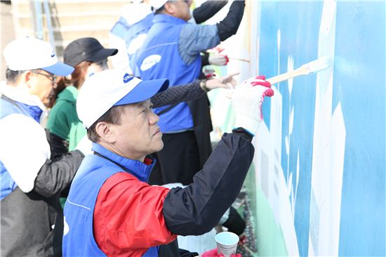 윤진혁 에스원 사장이 직원들과 함께 벽화 작업을 진행하고 있다. 