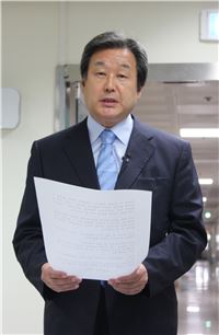 지난해 대선 때 박근혜 선거캠프에서 총괄선대본부장을 지낸 김무성 의원이 24일 '국가정보원 직원 댓글' 관련입장을 밝히고 있다.