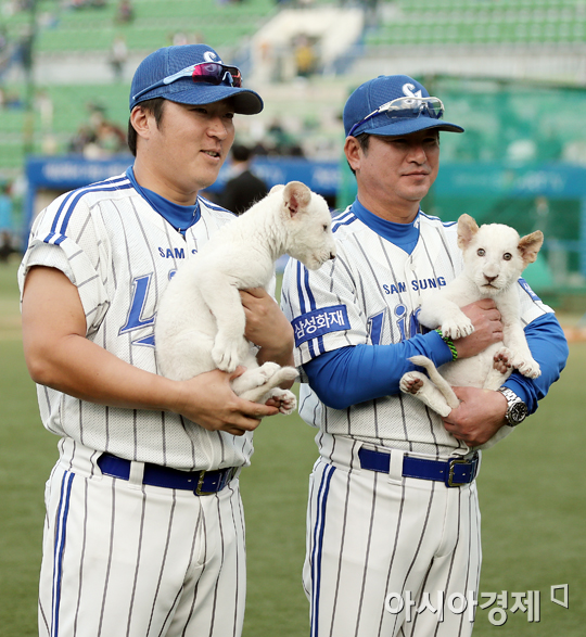 [포토] 최형우-류중일 감독 '백사자 품에 안고'