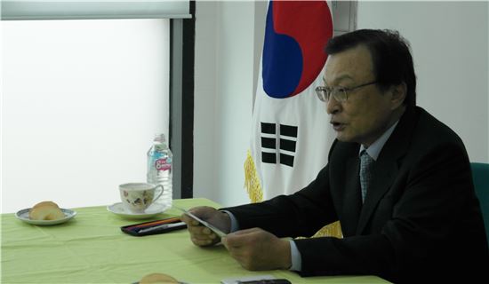 이해찬 의원이 24일 민주당 세종시당에서 현오석 기획재정부 장관 겸 부총리와 합의한 '세종시 지원방안'에 대해 설명하고 있다.