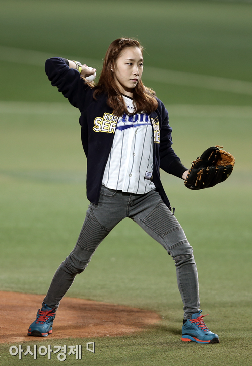 [포토] 암벽 여제 김자인 '한국 시리즈 1차전 시구