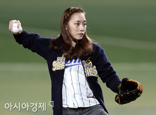 [포토] 시구하는 암벽여제 김자인