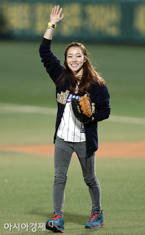 [포토] 암벽여제 김자인 '한국 시리즈 1차전 시구해요~'