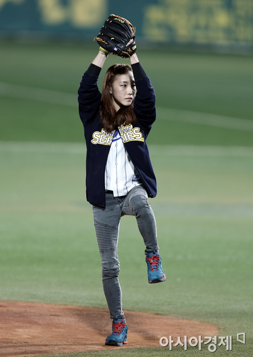 [포토] 한국 시리즈 1차전 시구하는 김자인