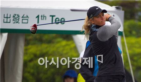  수잔 페테르센이 선라이즈 대만챔피언십 첫날 1번홀에서 티 샷을 준비하고 있다. 사진=Getty images/멀티비츠