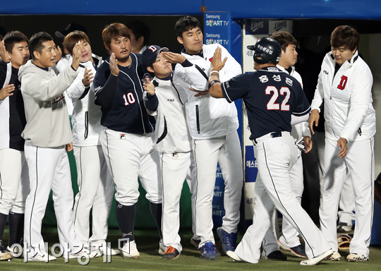 [포토] 홍성흔 '동점 홈인!'