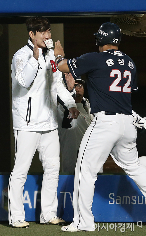 [포토] 김재호 '커피 마시다 홈인 축하'