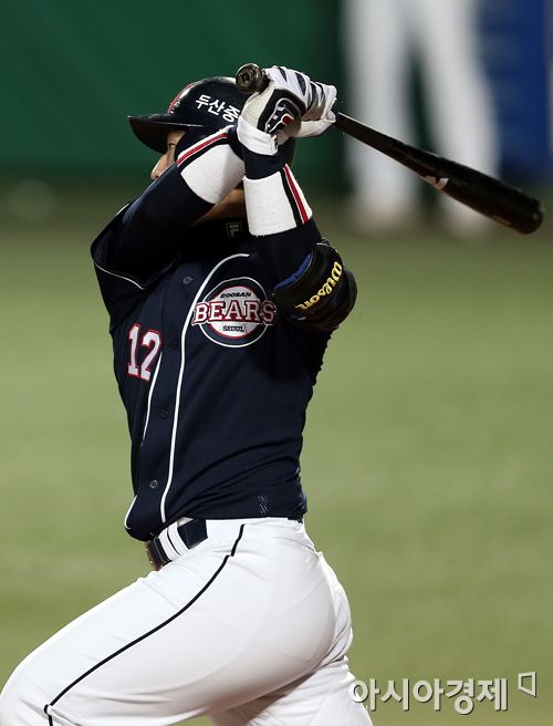 [포토] 동점 적시타 치는 최재훈