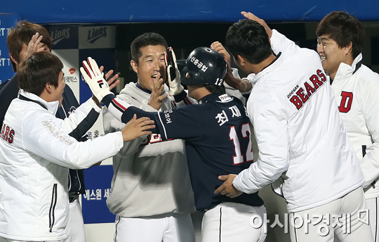 [포토] 홈인 축하받는 최재훈 '내가 복덩이야'