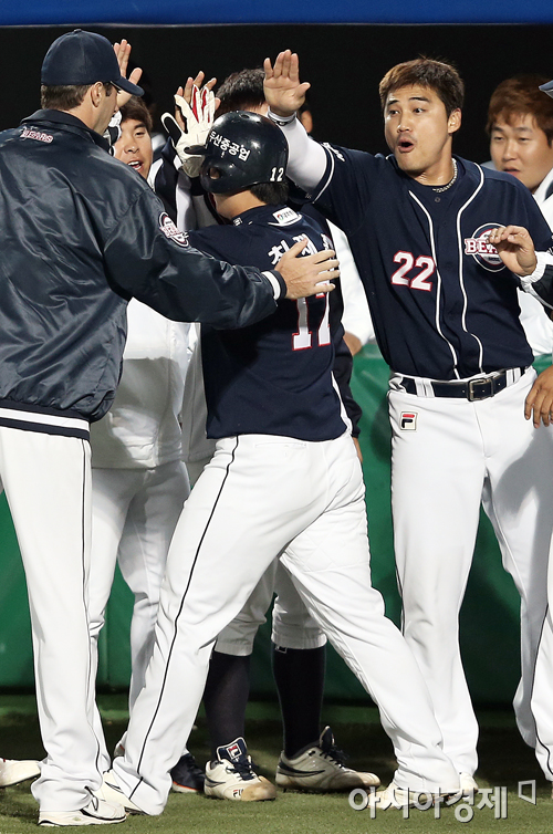 [포토] 홍성흔 '롤모델의 손길'