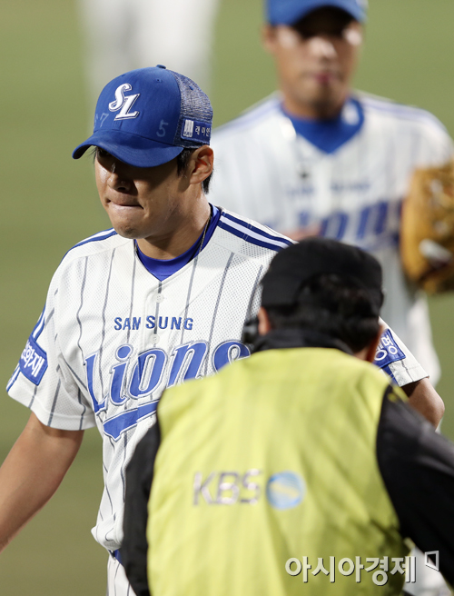 [포토] 2회 3실점 윤성환 '입술을 깨물죠'