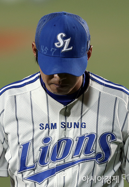 [포토] 고개 숙인 윤성환 '중요한 경기에서'