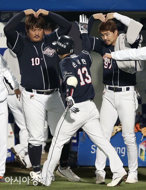 [포토] 손시헌 '하트는 넣어둬'