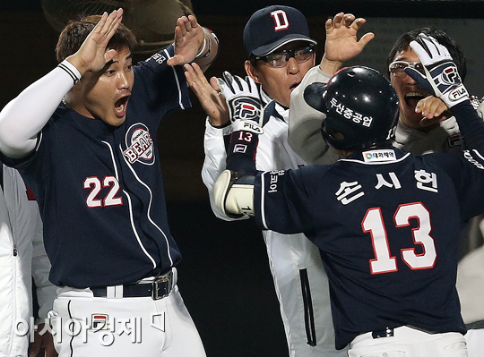 [포토] 홍성흔 '시헌이가 정말 넘긴거야?'