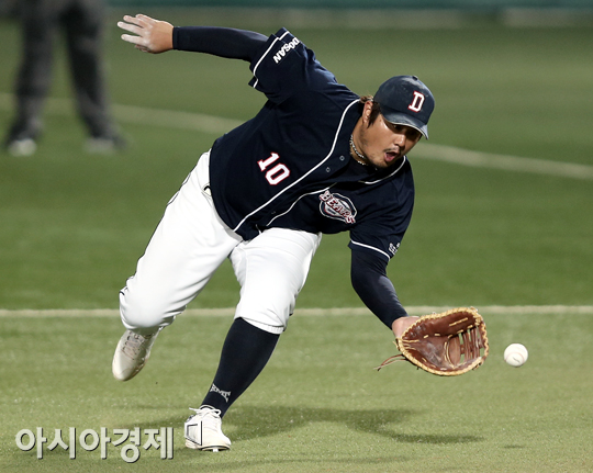 [포토] 최준석 '나비처럼 날아서'