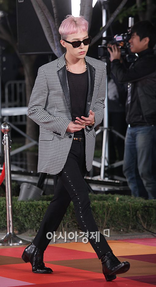 [포토]지드래곤, 아끼는 반지 살짝 만지며~