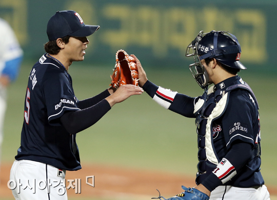 [포토] 승리 기쁨 나누는 오현택-최재훈