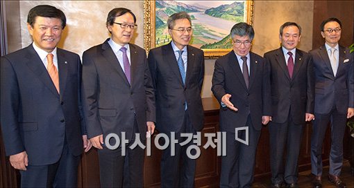 [포토]시중 은행장 만나는 김중수 총재