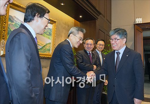 [포토]은행장 만나는 김중수 총재