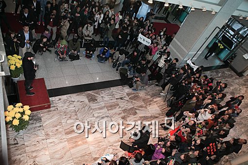 [포토]소집해제 환희, '뜨거운 취재열기'