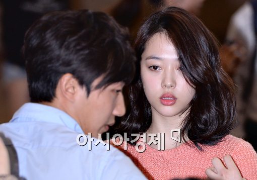 [포토]에프엑스 설리, 엄청난 팬들에 '멍'