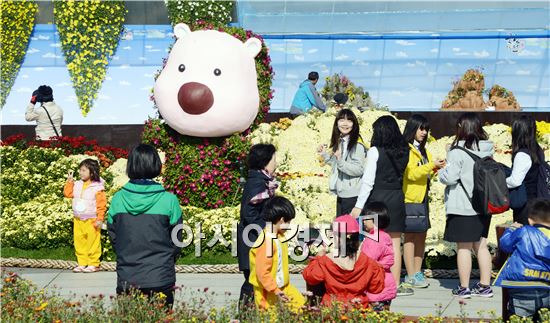 [포토]그윽한 국화 향기나는 "뽀로로" 인기 짱! 