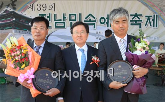 배용태 전남도 행정부지사가 25일 오전 나주시 금천동 야외공연장에서 열린 ‘제39회 전남민속예술축제‘ 참석, 남도의 전통문화 보존 전승에 기여한 공로자에 대한 전남지사 공로패를 수여한 뒤 기념촬영을 하고 있다. 사진제공=전남도