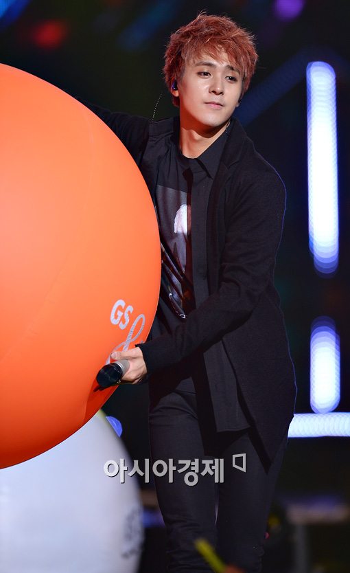 [포토]비스트 손동운, 선물 배달 왔어요~