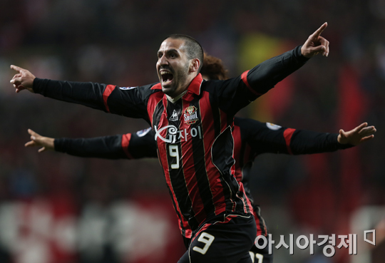 [포토] 에스쿠데로 선제골 '기쁨의 날개짓'